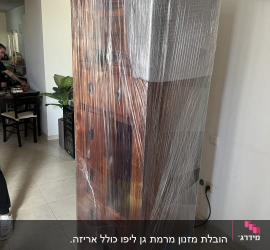 ארון עץ עטוף בניילון למעבר דירה